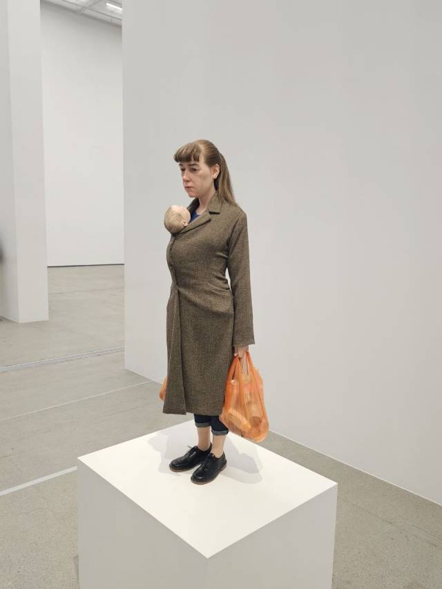 국립현대미술관 서울관에서 전시 중인 론 뮤익의 '쇼핑하는 여인'