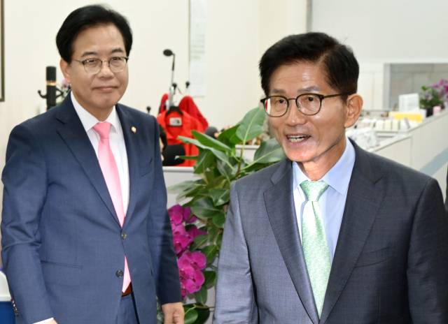 김문수 전 국민의힘 대선 후보가 4일 서울 여의도 국회에서 송언석 비상대책위원장 겸 원내대표를 만나 면담 후 원내대표실을 나서고 있다. 성형주 기자