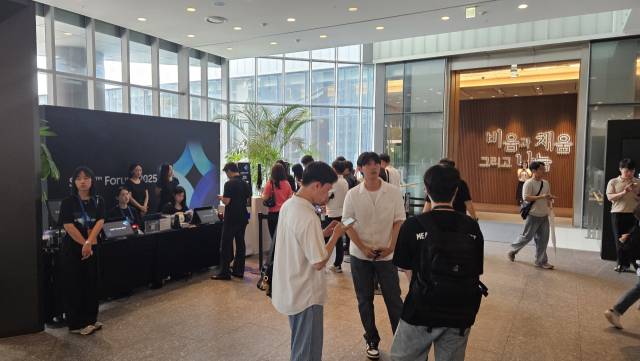 반도체 업계 관계자들이 1일 서울 서초구 삼성금융캠퍼스에서 진행된 삼성파운드리포럼·세이프포럼에 참가하기 위해 기다리고 있다. 허진 기자