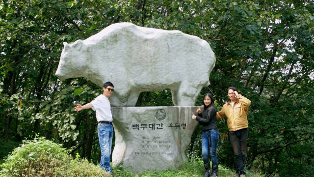 김아론(왼쪽부터) 감독, 한지서 배우, 김준광 배우가 지난해 ‘타이거 로드’ 촬영 중 충북 영동군의 백두대간 우두령 기념비 앞에서 포즈를 취하고 있다. 사진 제공=라라픽처스