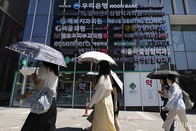 외국인 의료관광객이 몰리는 서울 강남구 논현동 일대의 피부과와 성형외과들. ⓒ시사IN 이명익