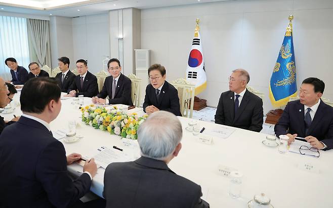 이재명 대통령이 6월13일 서울 용산 대통령실에서 경제6단체·5대 그룹 총수 간담회를 하고 있다. ⓒ연합뉴스