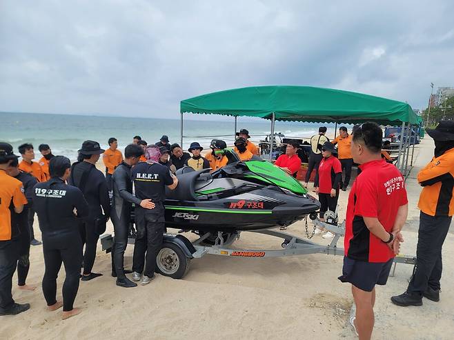 충남소방본부 119특수대응단이 4일 보령 대천해수욕장에서 보령 수상구조대와 함께 여름철 수난사고 대비 합동 인명구조 훈련을 실시했다. ⓒ충남소방본부