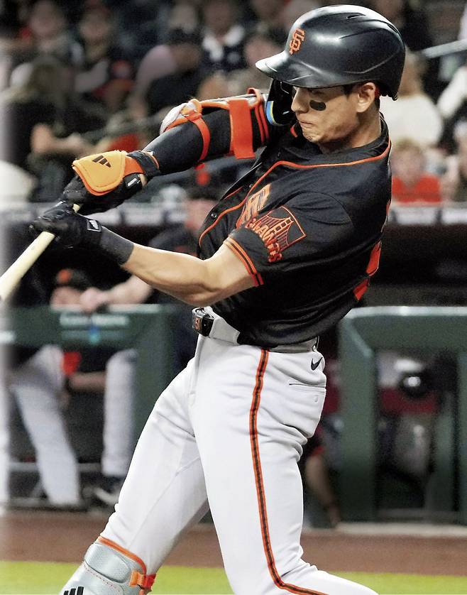 샌프란시스코 이정후가 3일 미국 애리조나주 피닉스 체이스필드에서 열린 애리조나전에 1회 3루타를 때리고 있다. 피닉스 | AP연합뉴스