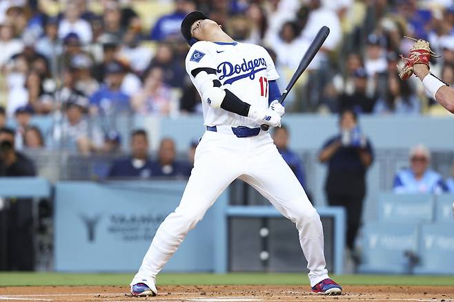 LA 다저스 오타니가 4일 시카고화이트삭스전 1회말 타석에서 몸쪽으로 오는 공을 피하고 있다. AP연합뉴스