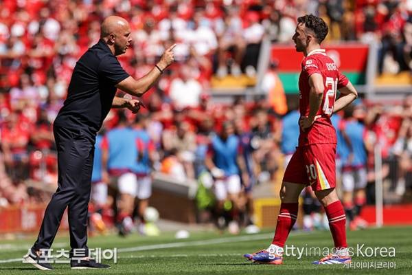 아르네 슬롯 감독-디오고 조타 / 사진=GettyImages 제공
