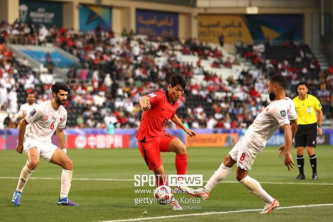 ▲ 홍현석(사진 가운데)의 분데스리가 데뷔 시즌은 혹독했다. 시즌 초 선발 출장을 이어 갔으나 이내 로테이션 자원으로 전락해 중반부터 대부분 교체로 피치를 밟았다. 지난 시즌 리그 23경기에서 519분을 뛰는 데 머물렀다(선발 4회). 공격포인트 역시 득점 없이 1도움에 그쳤다. 클럽 내 입지가 크게 좁아진 홍현석은 홍명보 감독이 이끄는 대표팀과도 멀어졌다. 지난해 11월 이후 승선 소식이 끊겼다.