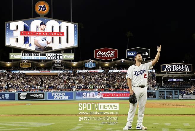 ▲ 클레이튼 커쇼가 3000탈삼진 기록 달성 후 LA 다저스 홈 팬들에게 인사했다.