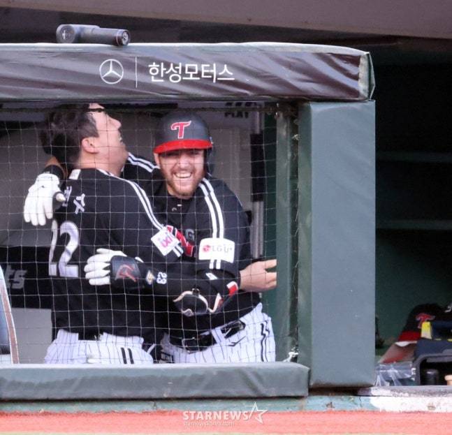 LG 오스틴 딘(오른쪽)이 1일 사직 롯데전에서 3회 선제 2점 홈런을 터트리고 기뻐하고 있다. /사진=강영조 선임기자