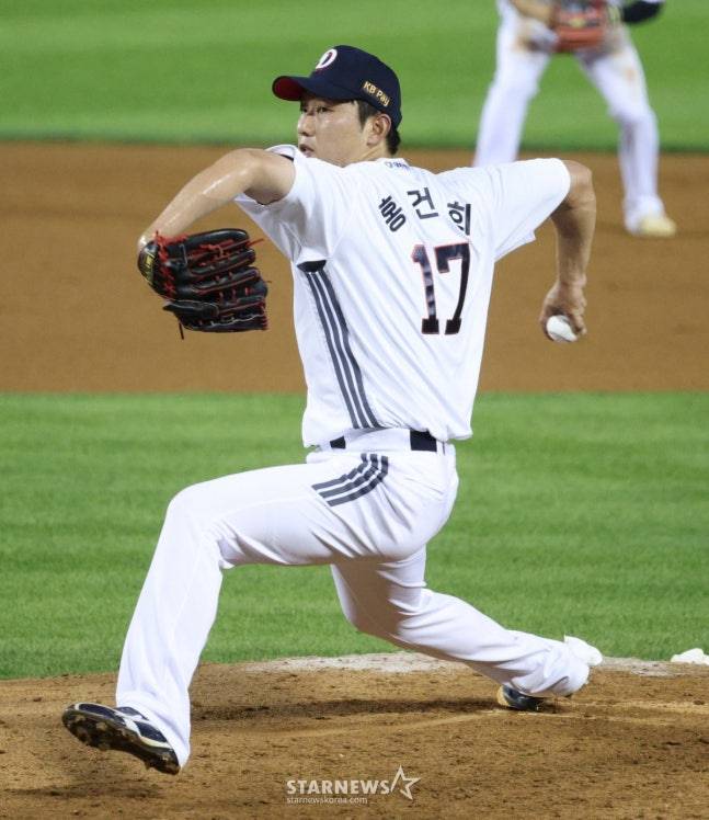 지난 1일 삼성전에 등판한 홍건희. /사진=김진경 대기자
