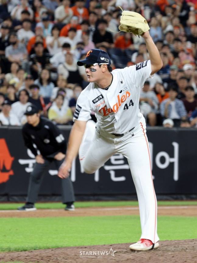 한화 김서현이 3일 대전 NC전에서 역투하고 있다. /사진=강영조 선임기자