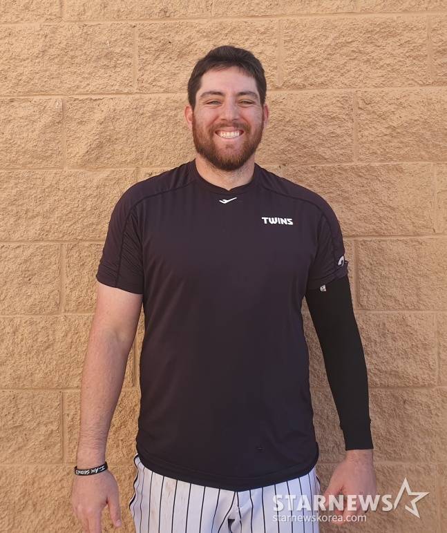 LG 오스틴이 지난 2월 미국 애리조나주 스코츠데일 인디언스쿨 파크 야구장에서 열린 2025 LG 트윈스 스프링캠프 오전 훈련이 끝난 후 취재진의 인터뷰에 응했다. /사진=김동윤 기자