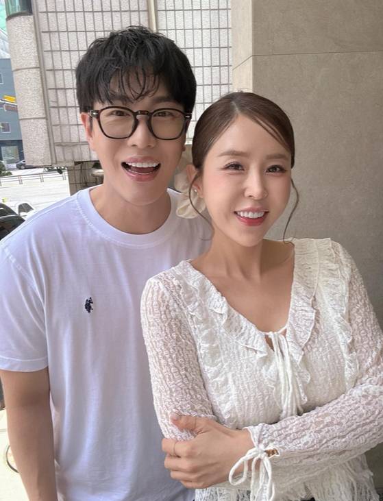 왼쪽부터 내년 결혼을 앞둔 문원, 신지 커플 /사진=신지 인스타그램 캡처