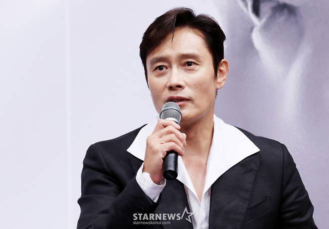 배우 이병헌이 4일 경기 부천시 현대백화점 중동점에서 진행된 '제29회 부천국제판타스틱영화제' 더 마스터 이병헌 특별전 기자회견에 참석해 질의응답을 하고 있다. /2025.07.04 /사진=김휘선 hwijpg@