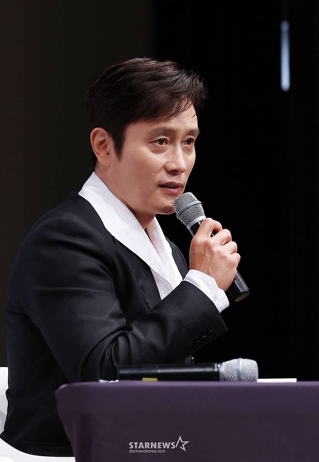 배우 이병헌이 4일 경기 부천시 현대백화점 중동점에서 진행된 '제29회 부천국제판타스틱영화제' 더 마스터 이병헌 특별전 기자회견에 참석해 질의응답을 하고 있다. /2025.07.04 /사진=김휘선 hwijpg@