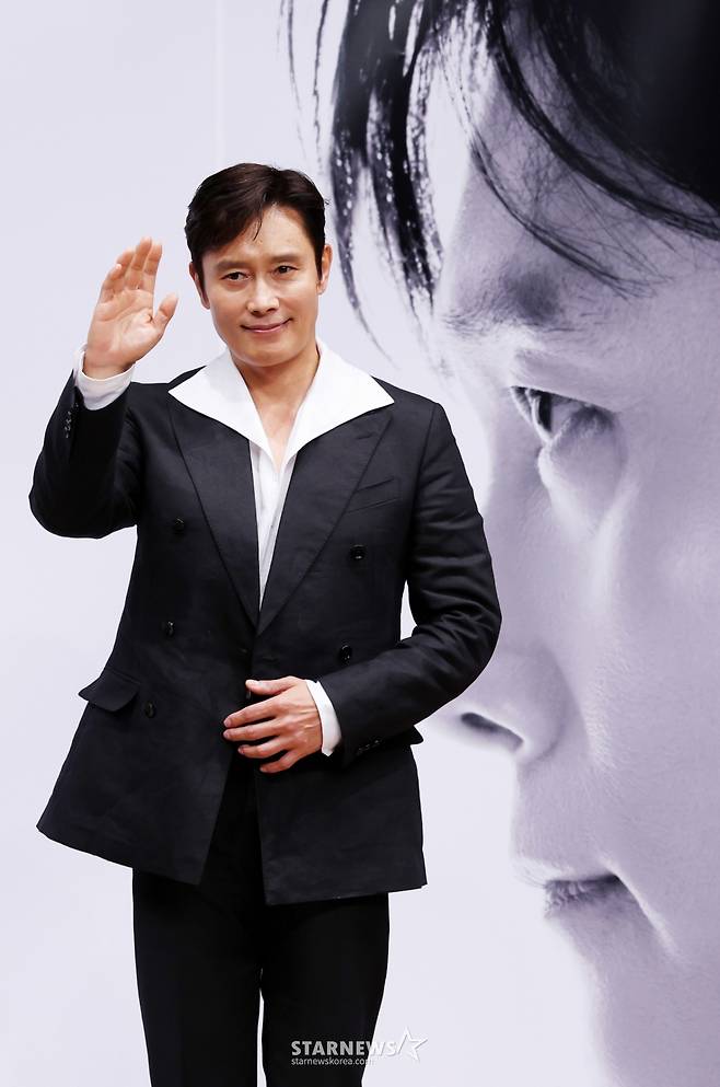 배우 이병헌이 4일 경기 부천시 현대백화점 중동점에서 진행된 '제29회 부천국제판타스틱영화제' 더 마스터 이병헌 특별전 기자회견에 참석해 포즈를 취하고 있다./2025.07.04 /사진=김휘선 hwijpg@