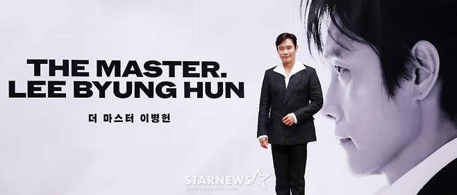 배우 이병헌이 4일 경기 부천시 현대백화점 중동점에서 진행된 '제29회 부천국제판타스틱영화제' 더 마스터 이병헌 특별전 기자회견에 참석해 포즈를 취하고 있다./2025.07.04 /사진=김휘선 hwijpg@