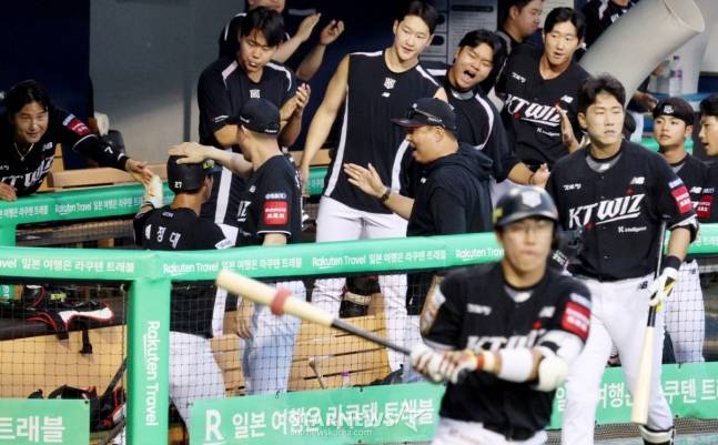 2025 신한 SOL Bank KBO리그 두산 베어스 대 KT 위즈 경기가 4일 서울 잠실야구장에서 열렸다.  KT 1회초 1사 만루에서 3루주자 배정대가 문상철의 희생플라이 때 홈으로 뛰어 선제 득점한 후 동료들의 환영을 받고 있다. /사진=김진경 대기자