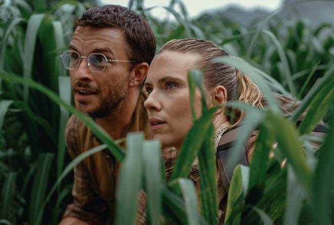 ‘쥬라기 월드’ 스칼렛 요한슨과 조나단 배일리. 사진|유니버설 픽쳐스