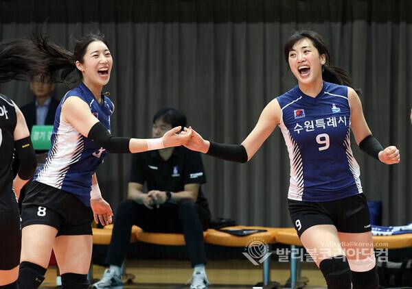 3일 충북 단양군 단양체육관 동관(舊 단양문화체육센터)에서 열린 '2025 한국실업배구연맹 & 프로배구 퓨처스 챔프전' 단양대회에서 여자부 수원시청vs현대건설 경기에서 수원시청이 윤영인과 백채림이 현대건설에게 세트스코어 3-2로 승리하자 기뻐하고 있다.2025.7.3.