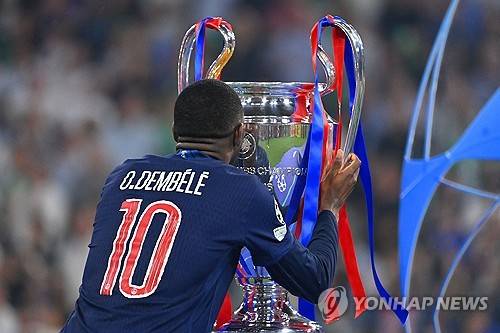 프랑스 매체 '레키프'가 3일(한국시간) 우스망 뎀벨레가 2024-2025시즌 발롱도르 수상 유력 후보라는 미국 스포츠 전문지 '스포츠 일러스트레이티드(SI)'의 보도를 인용해 보도했다.&nbsp;연합뉴스