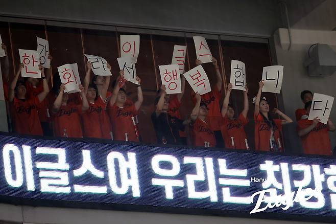 한화 이글스는 3일 대전 한화생명 볼파크에서 열린 2025 신한 SOL Bank KBO리그 NC와의 홈경기에서 오후 7시 14분 기준 1만7000석 전석 매진을 달성하며 시즌 36번째 매진을 달성했다. 한화 이글스