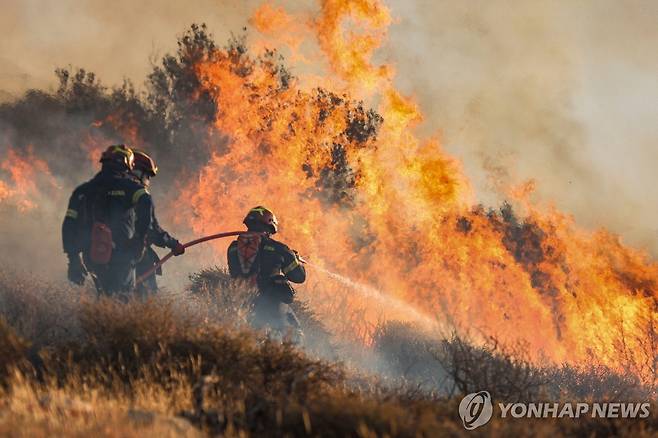 크레타섬 산불과 사투 벌이는 소방관들 [AFP 연합뉴스. 재판매 및 DB 금지]