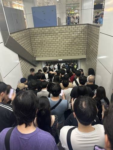 출근길 2호선 선로전환기 장애로 인해 사람이 몰린 신림역 상황 [독자 제공. 재판매 및 DB 금지]