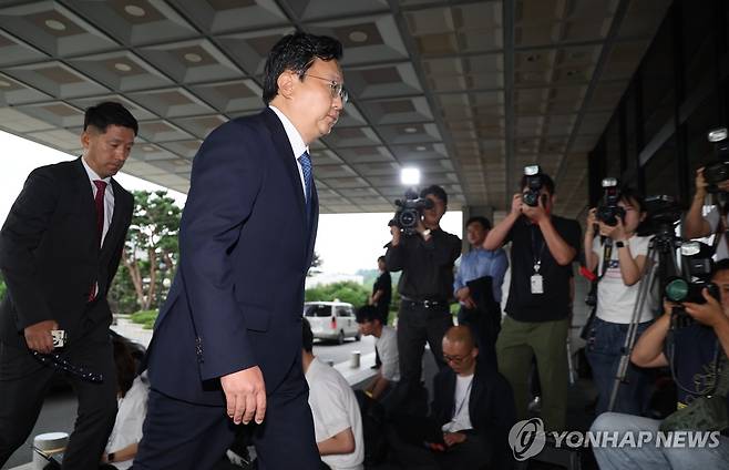 첫 출근하는 정진우 신임 중앙지검장 (서울=연합뉴스) 김성민 기자 = 정진우 신임 서울중앙지검장이 4일 서울 서초구 서울중앙지방검찰청으로 들어서고 있다. 2025.7.4 ksm7976@yna.co.kr