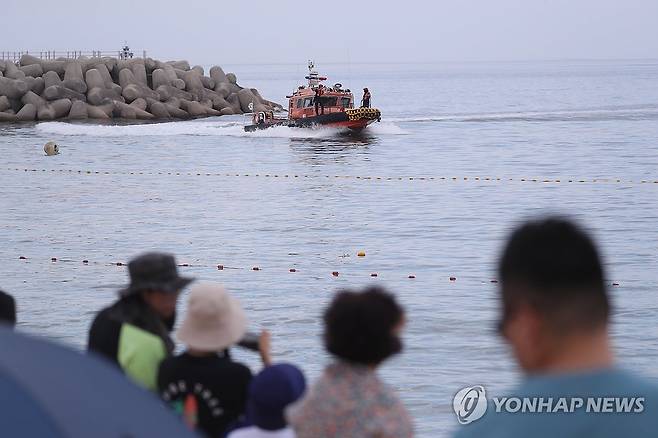 속초 해수욕장 사고 대응 훈련 [연합뉴스 자료사진]