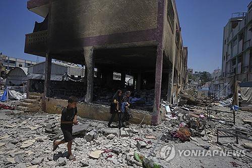 3일(현지시간) 이스라엘 공격받아 파괴된 가자시티 학교 [AP=연합뉴스]