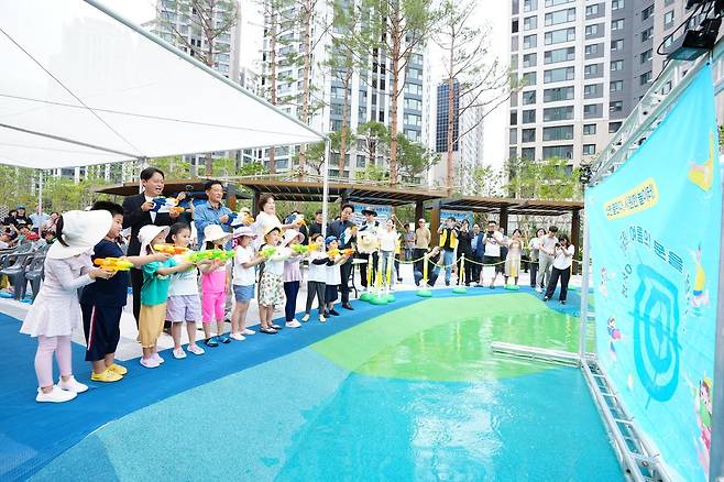 장석어린이공원  2일 개장한 장석어린이공원. 장위4구역 주택재개발정비사업 협의를 통해 총 5천649㎡ 규모의 성북구 최대 어린이공원으로 조성됐다. 이승로 성북구청장이 어린이들과 장석어린이공원 개장을 축하하고 있다. [성북구 제공. 재판매 및 DB 금지]