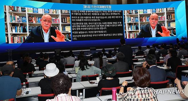 기조연설 하는 제러미 리프킨 (인천=연합뉴스) 임순석 기자 = 제러미 리프킨 워싱턴 경제동향연구재단 이사장이 3일 인천 연수구 송도컨벤시아에서 열린 제6회 인천국제해양포럼에서 온라인 생중계를 통해 기조연설을 하고 있다. 그는 이날 '플래닛 아쿠아에서의 생명과 해양의 미래, 항만과 해운의 역할'을 주제로 연설했다. 2025.7.3 soonseok02@yna.co.kr