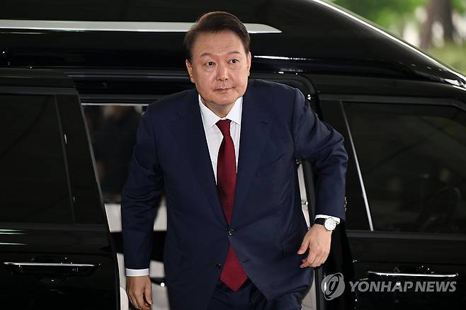 지하주차장 아니고 현관으로 (서울=연합뉴스) 서명곤 기자 = 윤석열 전 대통령이 지난달 28일 피의자 신분으로 내란특검 조사를 받기 위해 서울 서초구 서울고검 청사로 출석하고 있다. 2025.6.28 [공동취재] seephoto@yna.co.kr