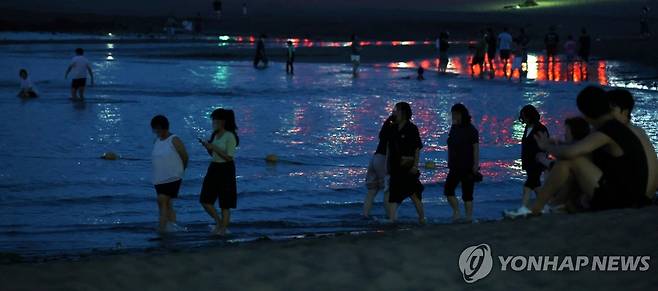 잠 못드는 밤 [촬영 백나용] 제주시 이호테우해수욕장을 찾은 도민과 관광객이 바닷물에 발을 담그며 무더위를 식히고 있다.