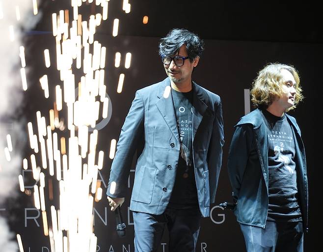 무대 등장하는 코지마 히데오 감독     (서울=연합뉴스) 김주환 기자 = 일본 게임 개발자 코지마 히데오(小島秀夫) 감독이 4일 서울 서대문구 예스24 원더로크홀에서 열린 '데스 스트랜딩 월드 스트랜드 투어 2' 팬 미팅 행사 무대에 오르고 있다. 2025.7.4. jujuk@yna.co.kr