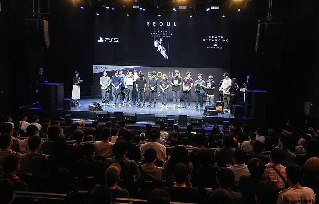 팬들과 함께 '찰각'     (서울=연합뉴스) 김주환 기자 = 일본 게임 개발자 코지마 히데오(小島秀夫) 감독(가운데)이 4일 서울 서대문구 예스24 원더로크홀에서 열린 '데스 스트랜딩 월드 스트랜드 투어 2' 팬 미팅 행사에서 팬들과 함께 기념 사진을 촬영하고 있다. 2025.7.4. jujuk@yna.co.kr