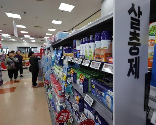 서울 등 수도권 일부 지역을 중심으로 일명 '러브버그'로 불리는 붉은등우단털파리가 집단 출몰하고 있는 가운데 2일 서울 시내 한 대형마트에 방충용품이 진열돼있다. 연합뉴스