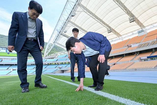 김정기 대구시장 권한대행은 FC바로셀로나와 친선경기를 앞두고, 육상진흥센터 등 공공체육시설을 둘러보며 폭염과 인파관리 등 안전계획 수립을 염두에 두고 점검하고 있다. 대구시제공