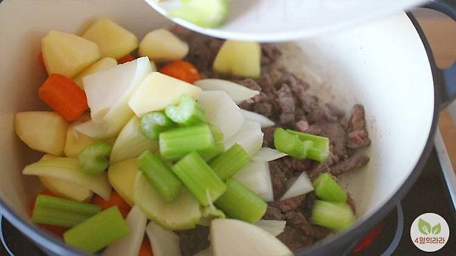 채소를 더하는 모습