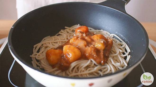 파스타면에 비프스튜를 넣은 모습