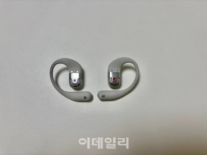 샥즈의 프리미엄 오픈형 무선 이어폰 ‘오픈핏 2+’.(사진=조민정 기자)