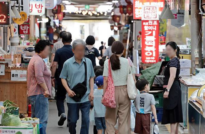 새 정부 출범과 2차 추가경정예산 효과 등에 대한 기대로 소비자들의 경제 심리가 석 달 연속 나아진 것으로 나타난 서울 시내의 한 전통시장 모습.(사진=연합뉴스)