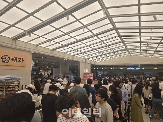 5일 오전 대전 신세계백화점에 마련된 부창제과 5호점 매장에 손님들이 줄을 서있다. (사진=FG)