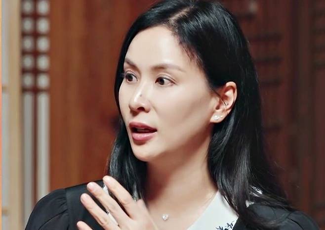 배우 고소영이 기상 직후 스트레칭, 두피 마사지, 침구 정리를 한 뒤 하루를 시작하는 일상을 보여줬다. [사진=MBN '오은영 스테이']