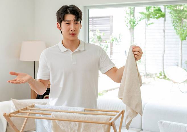 습한 날씨 때문에 옷가지들이 잘 마르지 않는 시기다. 이 때문에 옷에서 퀴퀴한 냄새가 나고 옷을 입으면서 산뜻한 기분을 느끼기 어려울 수 있다. [사진=클립아트코리아]