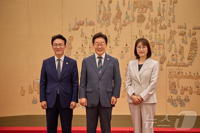 이재명 대통령이 4일 서울 용산 대통령실 청사에서 열린 임명장 수여식에서 김민석 신임 국무총리에게 임명장을 수여한 후 기념촬영을 하고 있다. 사진 오른쪽은 김 총리 배우자. (대통령실 제공. 재판매 및 DB 금지) 2025.7.4/뉴스1 ⓒ News1 이재명 기자