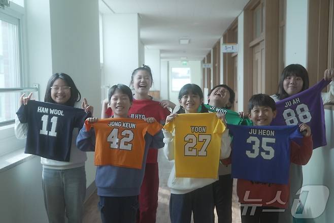 제14회 광주독립영화제서 상영된 단편영화 ‘콩닥콩닥’을 직접 제작한 광주 중앙초 학생들. 왼쪽부터 백한울, 김종근, 이지효, 이윤, 홍지우, 강주헌, 서주아.(박한솔 교사 제공. 재배포 및 DB 금지) 2025.7.2/뉴스1