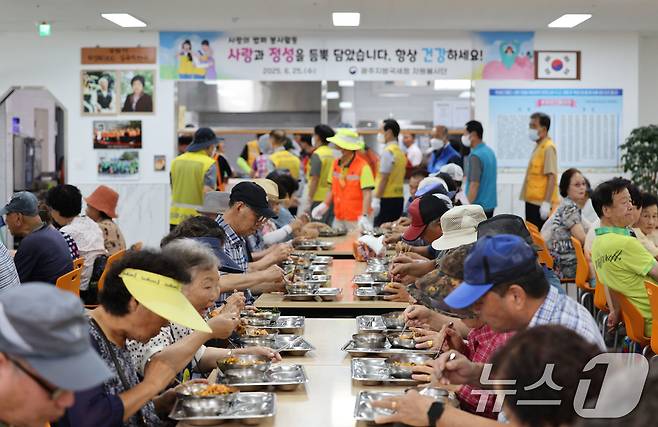 폭염이 이어지고 있는 4일 오전 광주 남구 서동에 있는 무료급식소를 찾은 어르신들이 대기 끝에 식사하고 있다. 2025.7.4/뉴스1 ⓒ News1 박지현 기자