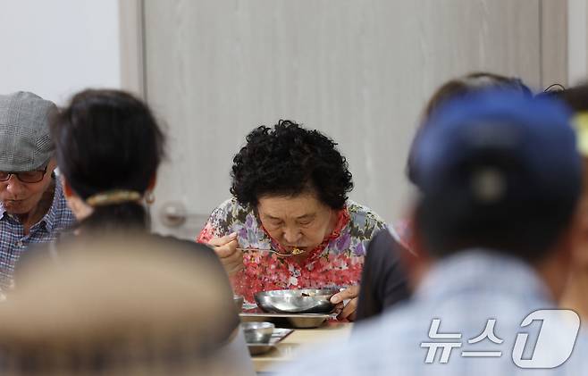폭염이 이어지고 있는 4일 오전 광주 남구 서동에 있는 무료급식소를 찾은 어르신들이 식사하고 있다. 2025.7.4/뉴스1 ⓒ News1 박지현 기자